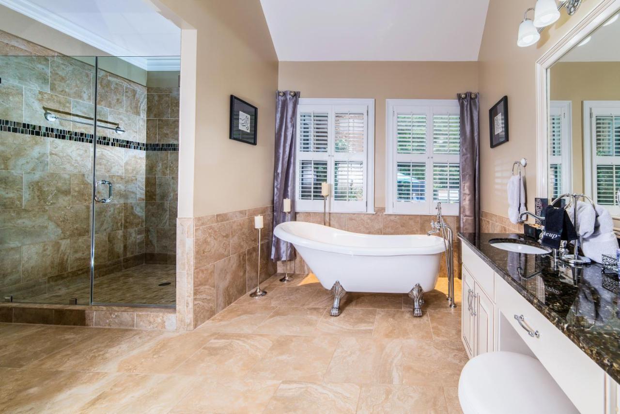 Pleasanton Courtyard Bed And Breakfast Fayetteville Bagian luar foto