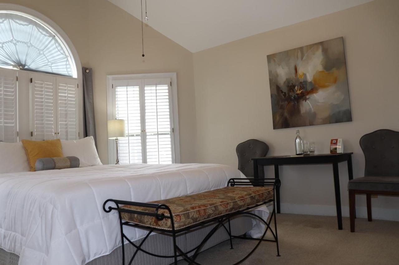 Pleasanton Courtyard Bed And Breakfast Fayetteville Bagian luar foto
