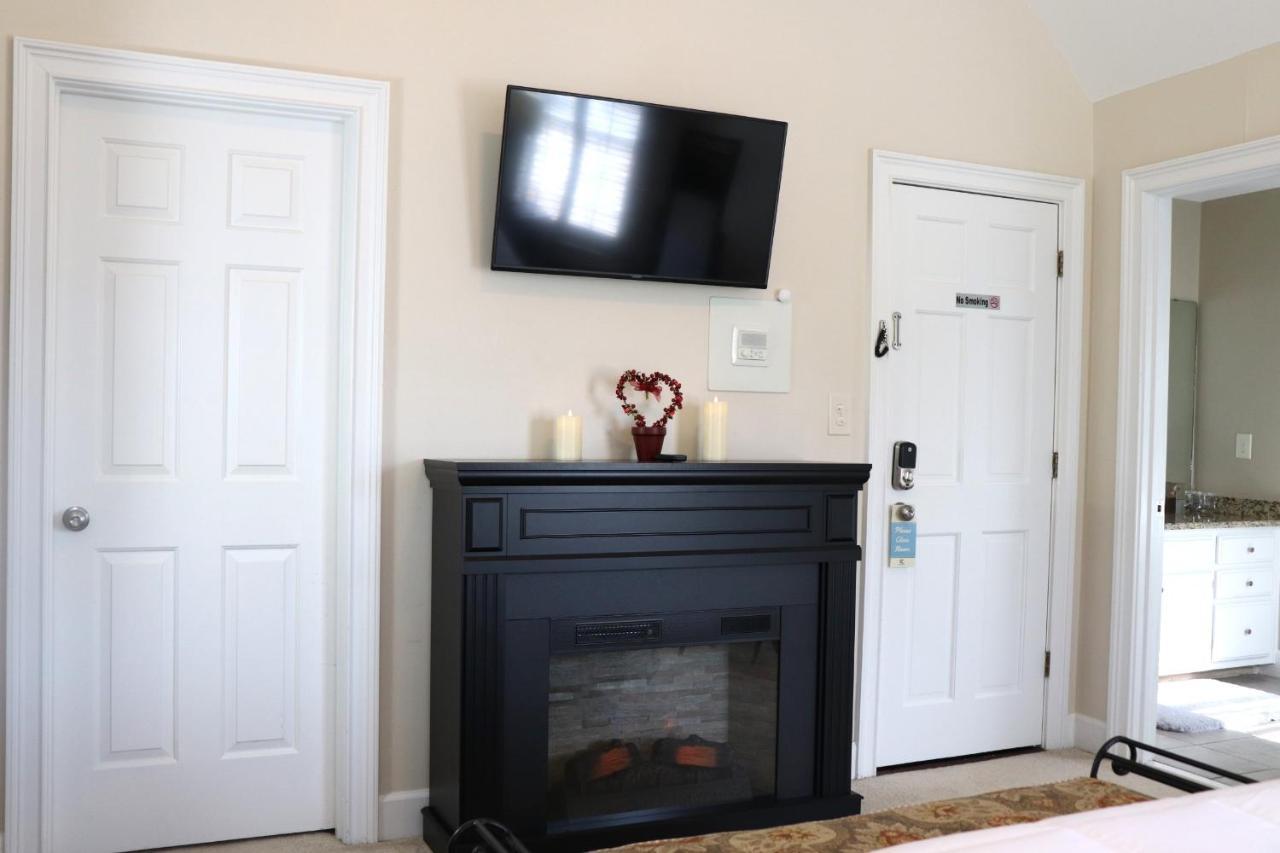 Pleasanton Courtyard Bed And Breakfast Fayetteville Bagian luar foto