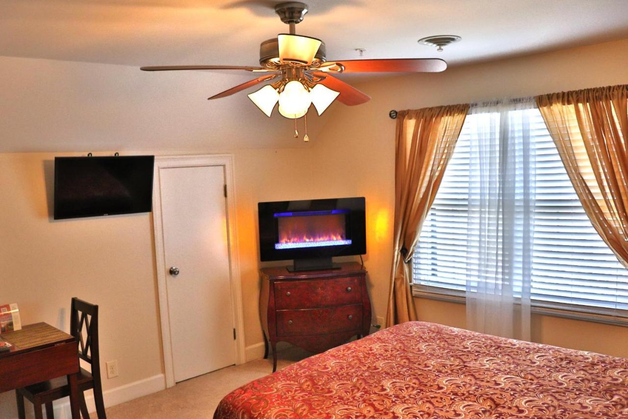 Pleasanton Courtyard Bed And Breakfast Fayetteville Bagian luar foto