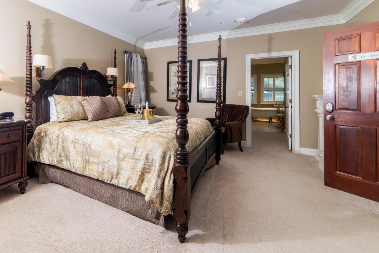 Pleasanton Courtyard Bed And Breakfast Fayetteville Bagian luar foto