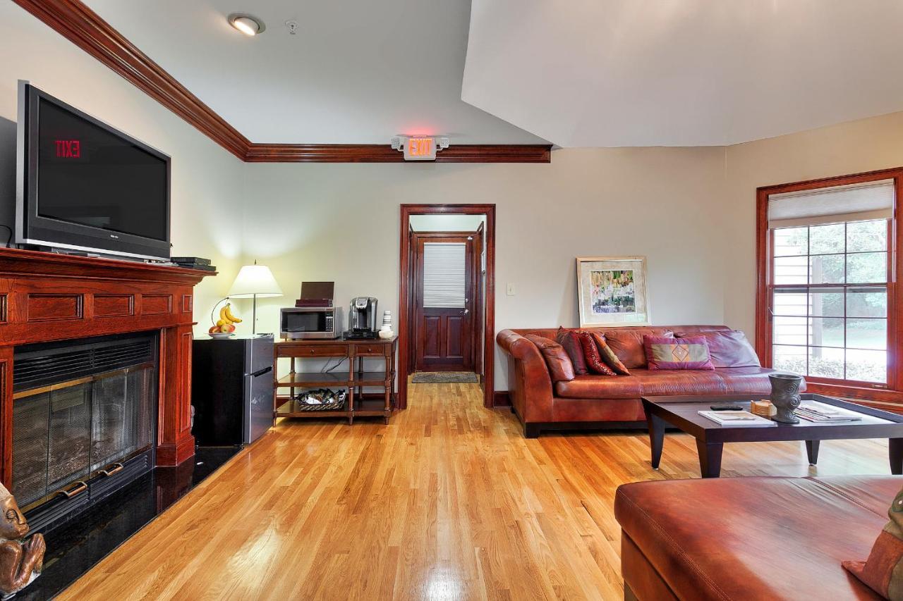 Pleasanton Courtyard Bed And Breakfast Fayetteville Bagian luar foto