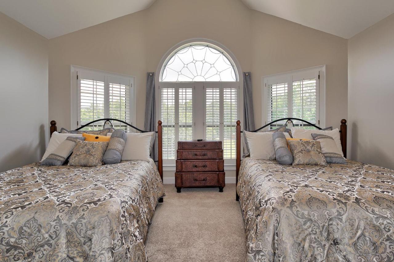 Pleasanton Courtyard Bed And Breakfast Fayetteville Bagian luar foto